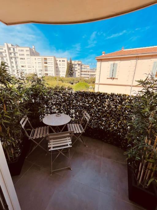 Croisette - Plages - Palais - Bord De - Moderne Et Lumineux Avec Balcon Cannes